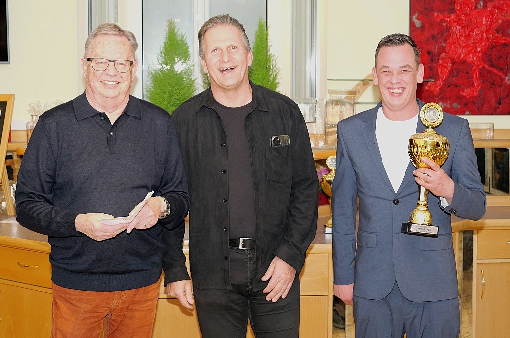 unsere Vorstände Ernst Laufer und Karl-Heinz Schlachter mit Clubmeister Marcel Gapp